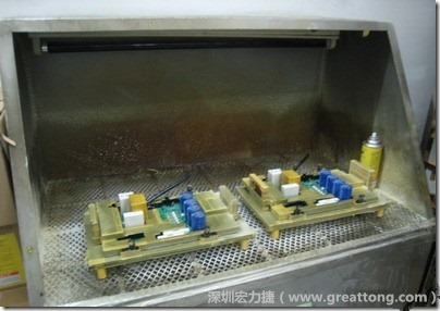 使用噴涂(Spraying)方式作業(yè)conformal coating時，需設(shè)備抽真空的設(shè)備，否則噴涂的物質(zhì)會飄散到空氣當(dāng)中，影響人體的健康。
