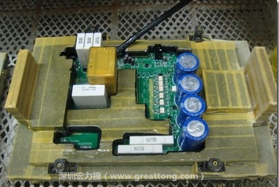 Conformal coating噴涂作業(yè)時可以使用治具把一些不可以噴涂到的地方及零件覆蓋起來，以免絕緣物質(zhì)噴涂到一些需要作導(dǎo)電接觸的地方。