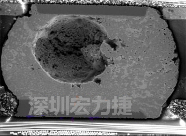 錫球氣泡大到足以影響到焊接的品質，下圖是錫球切片后的剖面，可以很明顯看到氣泡已經有錫球的 1/3 大了