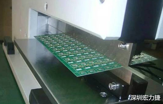 基本上V-Cut就是破壞板子結(jié)構(gòu)的元兇，因?yàn)閂-Cut就是在原來(lái)一大張的板材上切出溝槽來(lái)，所以V-Cut的地方就容易發(fā)生變形。