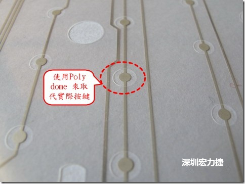 仔細(xì)看下面的第一張圖片，在圓形的節(jié)點(diǎn)旁邊有個(gè)圓形的開(kāi)口，這個(gè)開(kāi)口墊高了鍵盤(pán)按鍵的接觸點(diǎn)線(xiàn)路。