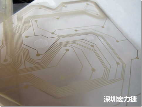 下面第二個(gè)圖則是另一片也有著按鍵線(xiàn)路的PTF，當(dāng)上、下兩面PTF的按鍵結(jié)點(diǎn)互相接觸后就可以計(jì)算出是哪個(gè)按鍵被按下了。可是當(dāng)按鍵沒(méi)有按下時(shí)，上下兩片PTF的線(xiàn)路則是分開(kāi)的，所以上圖那片PTF的線(xiàn)路上面其實(shí)還另外覆蓋了另一層透明的PET作為絕緣層，只露出了需要在鍵盤(pán)按下時(shí)才會(huì)碰觸的接觸點(diǎn)，因?yàn)檫@些材質(zhì)使用的都是Polymer，所以才撐這樣的技術(shù)為Polydome(聚合簧片)。