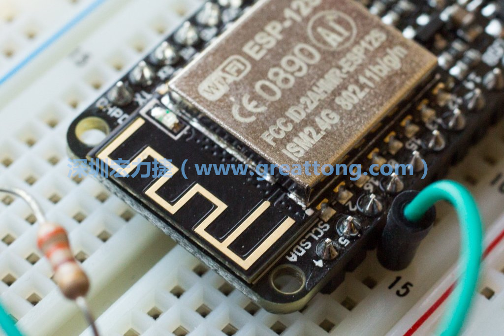 Adafruit Feather板上的無(wú)線(xiàn)電天線(xiàn)。