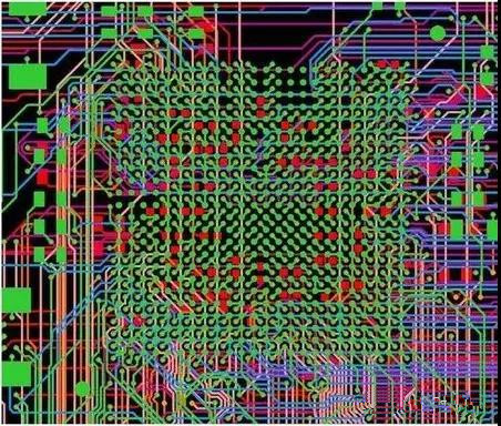 圖18：BGA布線。(頂部)傳統(tǒng)的自動布線器。38個網(wǎng)絡(luò)沒有完成布線。(底部)任意角度的拓?fù)涫阶詣硬季€器。所有網(wǎng)絡(luò)都完成了布線。